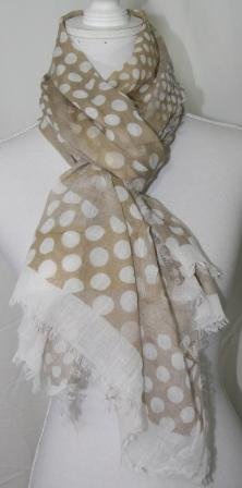 Beige tørklæde med hvide prikker og travlet kanter. 90 x 175 cm
