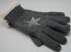Grå strik handsker, med blød foer, med stjerne og sten foran.