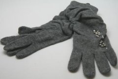 Lange grå strik handsker, med perler og elastik i siderne som giver krøl look.