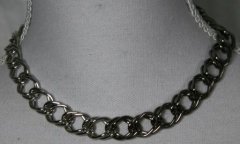 SUPER PRIS!! Kort halskæde, den ene halv del i sølv og den anden del i mørk sølv. Fra SÖRNSN