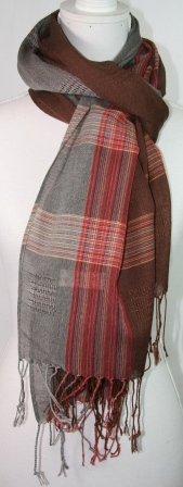 Fint Pasmina tørklæde i 100% cashmere, fra Thailand i brunt, med grå stribe og fine stribe af rød, blå, grøn og gul i. Str. 70 x 175 cm.
