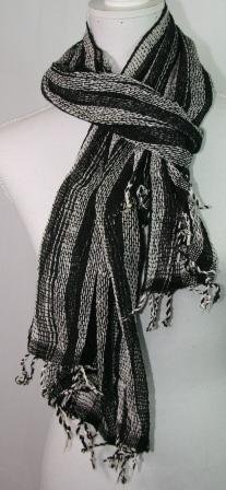 Sort og hvis stribet, groft vævet bomulds tørklæde. Str. 50 x 170 cm