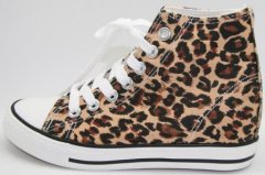 SUPER PRIS!! Leopard sneakers i sort og brun, med 2 cm. høj hæl inden i. Str.  36, 37 og 40  OBS er meget små i størrelsen, så vælg 1-2 størrelser større end normalt