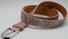 3 cm. rosafarvet læderbælte, med polyester snake mønster og små fine nitter. Str. 90