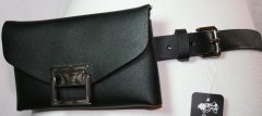 2,5 cm bred bælte, med 18 x 10 cm. taske på, som kan tages af, og bruges med tilhørende kæderem. Bælte str. 85, 90 og 95