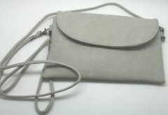 25 x 15 cm grå taske i syntet, med kort og lang rem der kan tages af af.