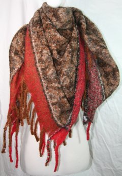 140 x 140 cm. stort blødt vamset halstørklæde/sjal i flotte brune farver og rustrød kant