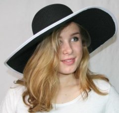 Smart sort hat, med Hvidt kant og smalt sort bnd. Str. One size