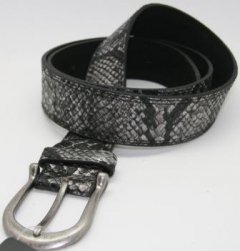 3,9 cm. bredt, sølv/sort snake look bælte, i polyester og læder. Let at gøre kortere. Str. 90 og 95