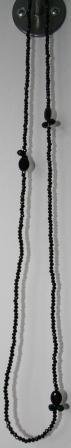 Halskæde/armbånd. Små fine perler med større perler ind imellem på elastik snor, der kan bruges til halskæde eller snores 4-5 gange om hånden og bruges til smart armbånd.