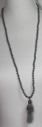 SUPER PRIS!! Lang halskæde af grå perler med små sølv perler imellem, vedhæng af grå kaninpels kvast