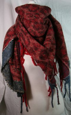 140 x 140 cm. stort blødt vamset halstørklæde/sjal i varm rød/sort og blå kant