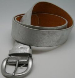 3,5 cm bred sølv meleret læder bælte med sølv spænde. Str. 90 og 95