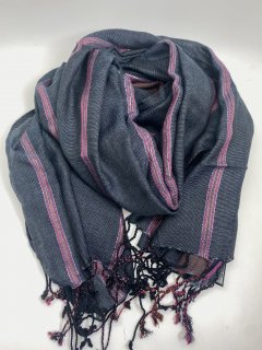 50 x 180 cm. Mørkegråt tørklæde med striber på langs i grå, pink, rød og lilla og med sølv og guld tråde. 100% viskose