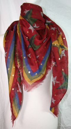 120 x 120 cm super flot tørklæde i bordeaux, med striber og stjerner i karry, blå og army grøn og trykte små guld stjerner