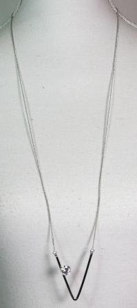 Flot sølvbelagt halskæde med stort V m. similisten i