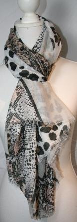 Tyndt fint tørklæde i gråt med leopard og snake print. str. 90 x 180 cm