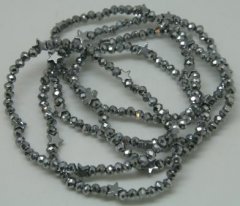 Små fine sølv perler og stjerner på elastik snor, der kan bruges til halskæde eller snores 5-6 gange om hånden og bruges til smart armbånd.