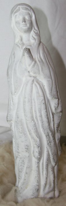 28 cm lille Madonna beton figur i hvid. Bruges både ude og inde. Kan tåle at stå ude hele året også i frost.