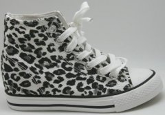 SUPER PRIS!! Leopard sneakers i sort og hvid, med 2 cm. høj hæl inden i. Str. 38 og 40 OBS er små i størrelsen. ( tag 2 nr. større end normal)