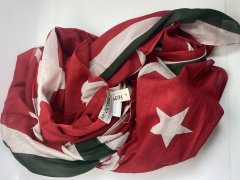 115 x 180 cm. dansk design tørklæde i rødt med hvide stjerner , grønne og hvide striber. 100 % bomuld.