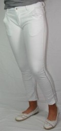 SUPER PRIS!! Hvide stumpe bukser, med sølvkant langs benene og på baglommerne. OBS små i størrelsen. Str. 36, 38, 40 og 42