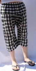 Smarte lange shorts, syet i Thailand. I hvid og sort med lidt strre tern og striber. Passer S/M