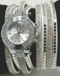 BLACK WEEKS!! Hvid smykke ur, snores 2 gange rundt og lukkes med trykknapper. Ur skiven er 3½ cm.