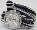 BLACK WEEKS!! Mørke blå smykke ur, snores 2 gange rundt og lukkes med trykknapper. skiven er 3 1/2 cm.
