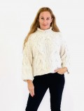 Smuk kraftig strikket, creme farvet kort bluse, glat strik p ryg og kabelstrik mnstre p rmer og foran. Str. One Size.