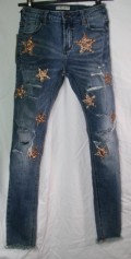 SUPER PRIS!! Smarte jeans, med huller og stjerner af guldfarvet sten. Rå kant for neden, plan bagpå. Str. M (Er lille i størrelsen)