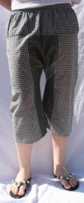 Smarte lange shorts, syet i Thailand. I hvid og sort med  meget sm tern og striber. Passer S/M