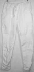 Super smart hvid joggin buks, med forskellig stof, lommer, eleastik i taljen og smarte detaljer. Str. One size (S-M)