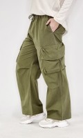 Street pants i army grn, med elastik i livet, brede og lange ben. med store sidelommer. Str. One site