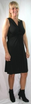 Flot sort kjole, med bindebånd på ryggen. Str. One size.