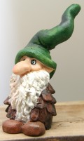 Skn Pobra kogle nisse, 8 cm. hje med grn hue der gr lidt til hjre og hvidt skg.