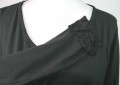 Grå plain bluse, med rå kant i halsen og sort mønster indeni. Str, one size (S-M)