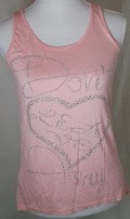 SUPER PRIS!! Rosa farvet top med ciffon ryg og skrift foran med simili og nitter. Tekst: 