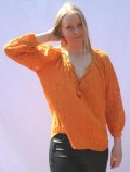 SUPER PRIS!! Orange blondeskjorte, med foer foran, pynte knapper i halsen og binde bnd. Str. One size.