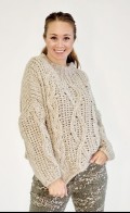 Smuk kraftig strikket beige bluse, glat strik på ryg og kabelstrik mønstre på ærmer og foran. Str. One Size.