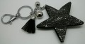 Super flot nøglering/taskepynt med kvast, kugler og sort stjerne med gun farvet sten på forsiden