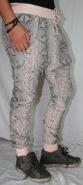 SUPERPRIS!! Smarte tynde baggi  joggingbukser i rosa/grå snake print, med pynte lynlås foran. Str. One size