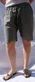 Smarte shorts, syet i Thailand. I hvid og sort med  sm tern og striber. Passer S/M/L