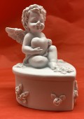 10 x 6 cm smuk engle der holder på hjerte med venstre hånd øverst, sidder på låget af en hjerte æske. Lavet af polyresin materiale, fra POBRA design