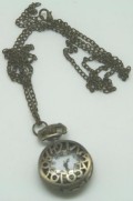 2½ cm. flot oxideret messingfarvet ur i lang halskæde