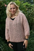 Super fed grov strikket rosa farvet uld bluse, med V hals og 3/4 lange ærmer. Str. One Size