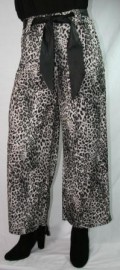 SUPER PRIS! Smarte høj taljet leopard bukser, med brede ben i sort/hvid. Str. One size