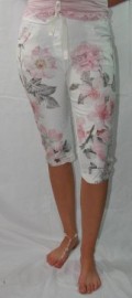 Smarte hvide bamuda shorts med store lyserde blomster. Har bindebnd i taljen. Str. S og  L