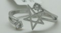 Super flot fin sølvfarvet ring, med stjerne og 2 similistenm ned åbning der gør det letter at passe for alle (Str. 54) Passer flot til slanke fingre