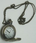 4 cm. flot oxideret messingfarvet ur i lang halskæde
